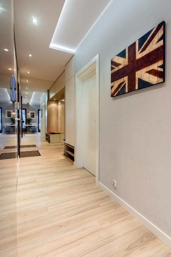 Elegant Business Accommodation With Parking - By Upstairs Kraków Exteriör bild